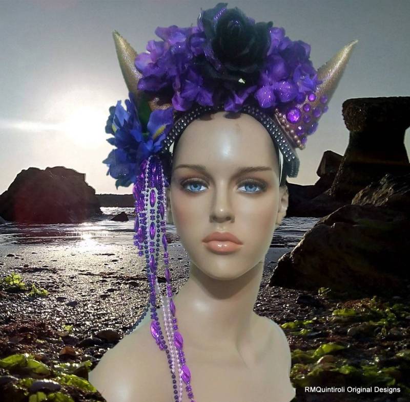 Hörner Haarreif Mit Blüten in Lila. Sofort Lieferbar, Halloween-Kostüm, Brennender Mann, Fantasy Fest, Rave Festival, Miami Kostüm Hörner Haarreif Mit Blüten in Lila. Sofort Lieferbar, Halloween-Kostüm, Brennender Mann, Fantasy Fest, Rave Festival, Miami Kostüm von RMQuintiroli