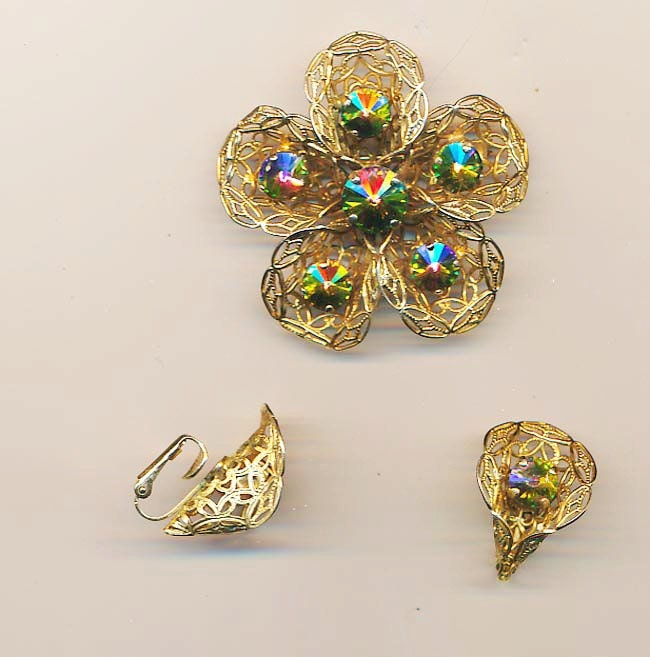 Funkelnde Vintage Brosche Und Ohrring-Set - Set Lacy Goldton Filigran Mit Swarovski Vitrail Mittlere Rivoli Kristalle Funkelnde Vintage Brosche Und Ohrring-Set - Set Lacy Goldton Filigran Mit Swarovski Vitrail Mittlere Rivoli Kristalle von RNEVE