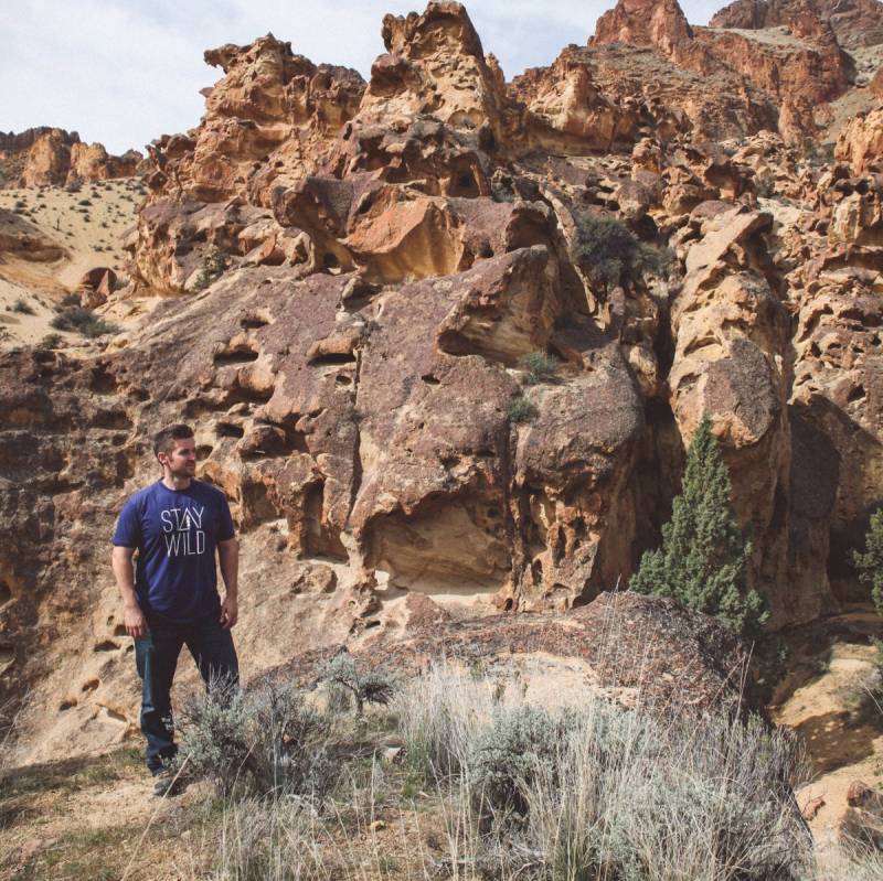 Bleiben Wild Outdoor Herren Tshirt von ROAMoutfitters