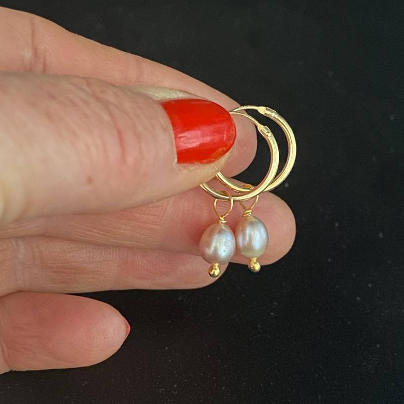 Goldene Creolen Mit Perlen, 14K Gold Filled Perlen Ohrringe Damen, Sommer Schmuck, Juni Geburtsstein Geschenk Freundin von ROCIABoutique