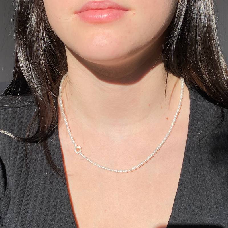 Keshi - Perlen Kette Mit Silber Blume Und Sonnenstein Perle, Schmuck Damen, Sommer Geschenk Für Freundin, Weiße Perlenkette von ROCIABoutique