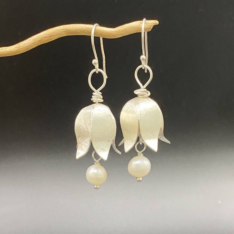Lange Silber Ohrringe in Tulpen Form Mit Perlen, Designer Schmuck Damen, Sommer Geschenk Perlen Ohrringe, Einzelstück von ROCIABoutique