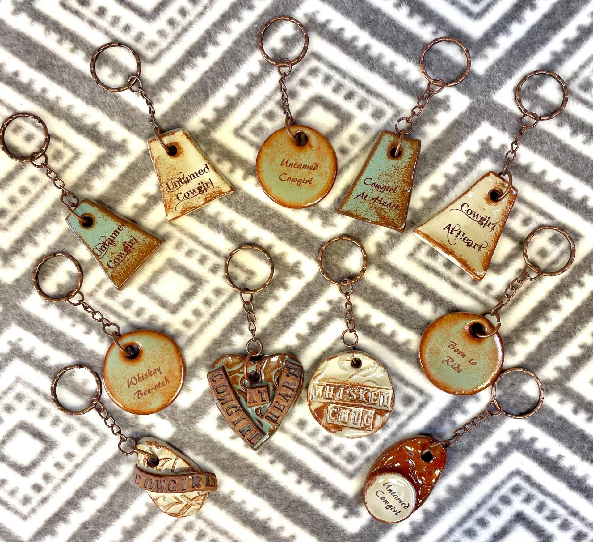 Benutzerdefinierte Handgemachte Schlüsselanhänger-Ketten-Handgedrehte Keramik-Rodeochics Exclusive-Wahl Des Designs von RODEOCHICS