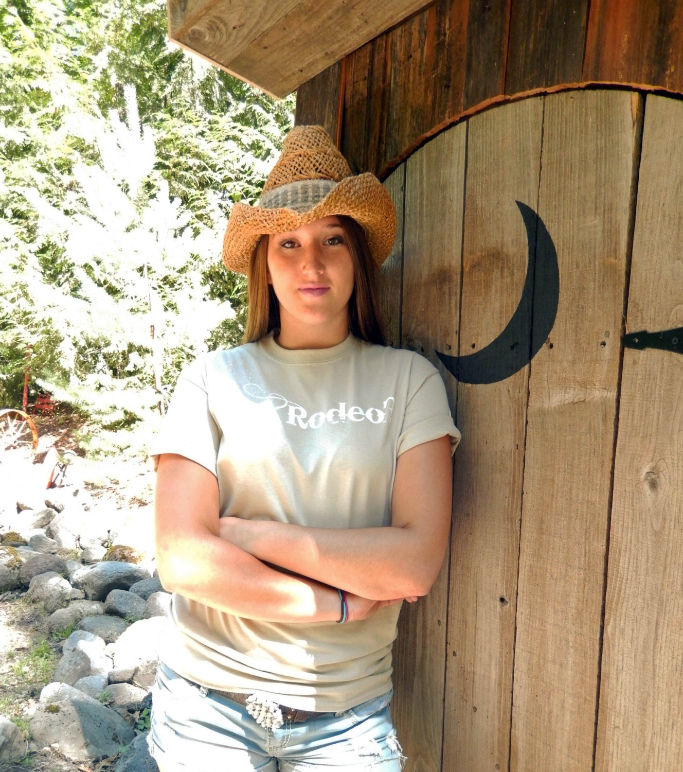 Rodeochics Got Rodeo-Buck Yeh-Guys Or Gals Original Siebdruck Cowboyt Shirt in Sand N White-Trademark Clothing Line von RODEOCHICS