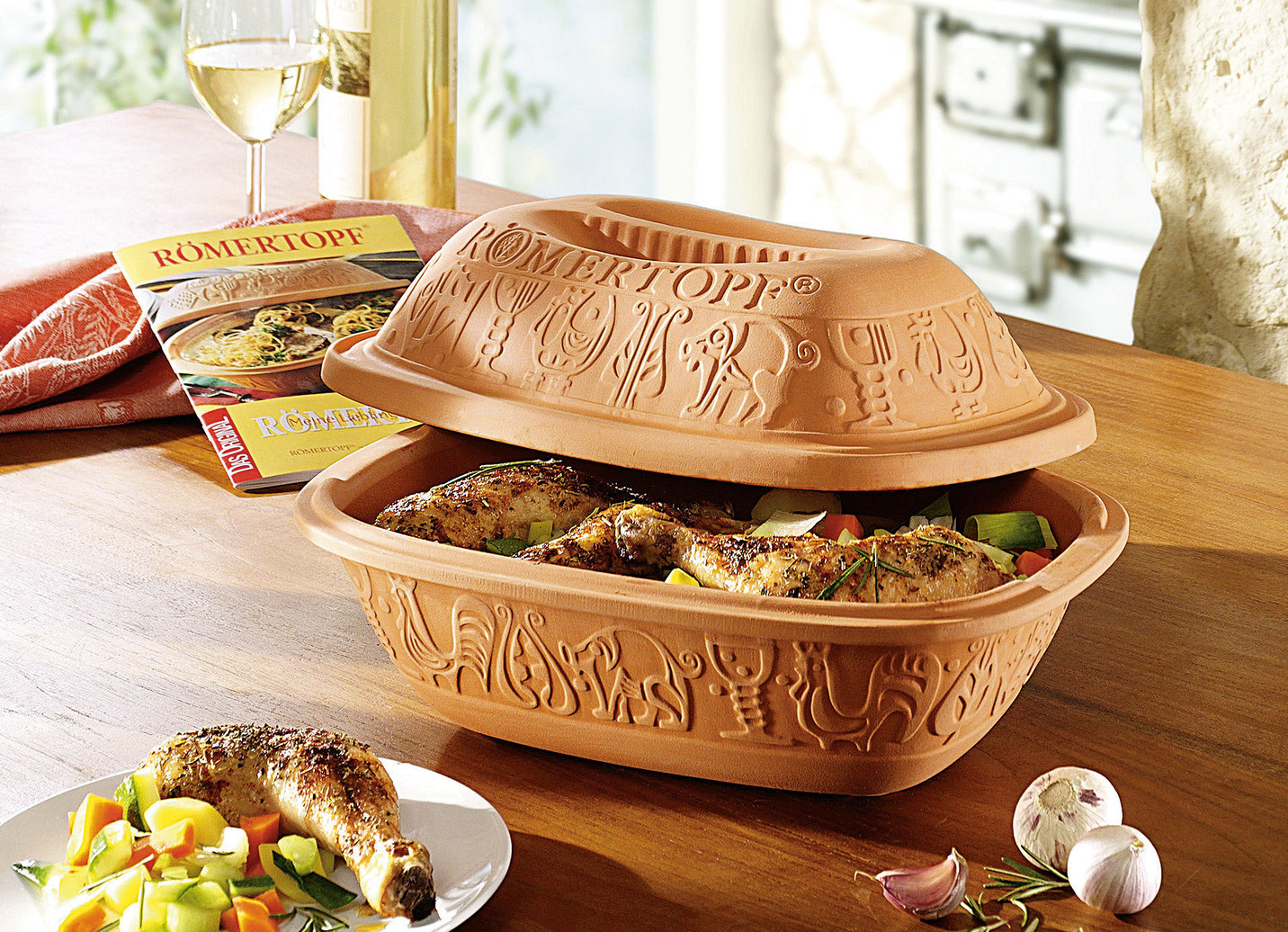 Römertopf mit Kochbuch, Bräter für 4 Personen, Terracotta Römertopf mit Kochbuch, Bräter für 4 Personen, Terracotta von RÖMERTOPF