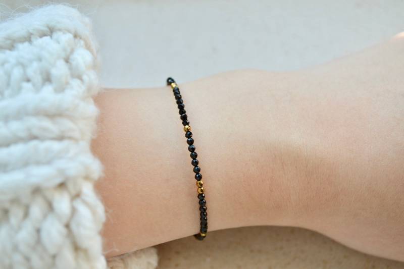 Echter Spinell Armband, Winziges Edelstein Armband Mit Hämatit Gold Perlen, Zarter & Zierlicher Schmuck, Für Frauen - Brautjungfer Geschenk von OberiaJewelry