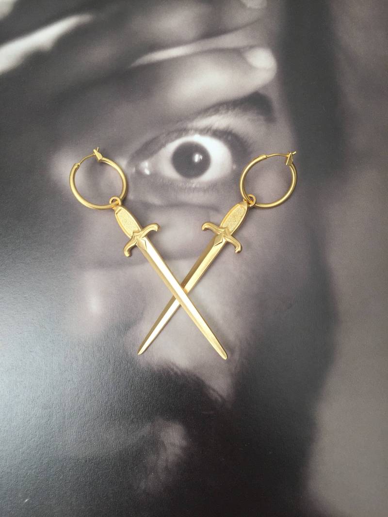 Goldene Schwerter Ohrringe, Baumeln Schwert Punk Rock Creolen, Vergoldet Goldene Schwerter Ohrringe, Baumeln Schwert Punk Rock Creolen, Vergoldet von RONIMO