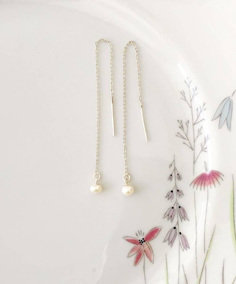 Silber Ohrfäden, Boho Schmuck, Weiße Perlen Ohrringe, Winzige Perle Ohr Einfädler, Sterling von RONIMO