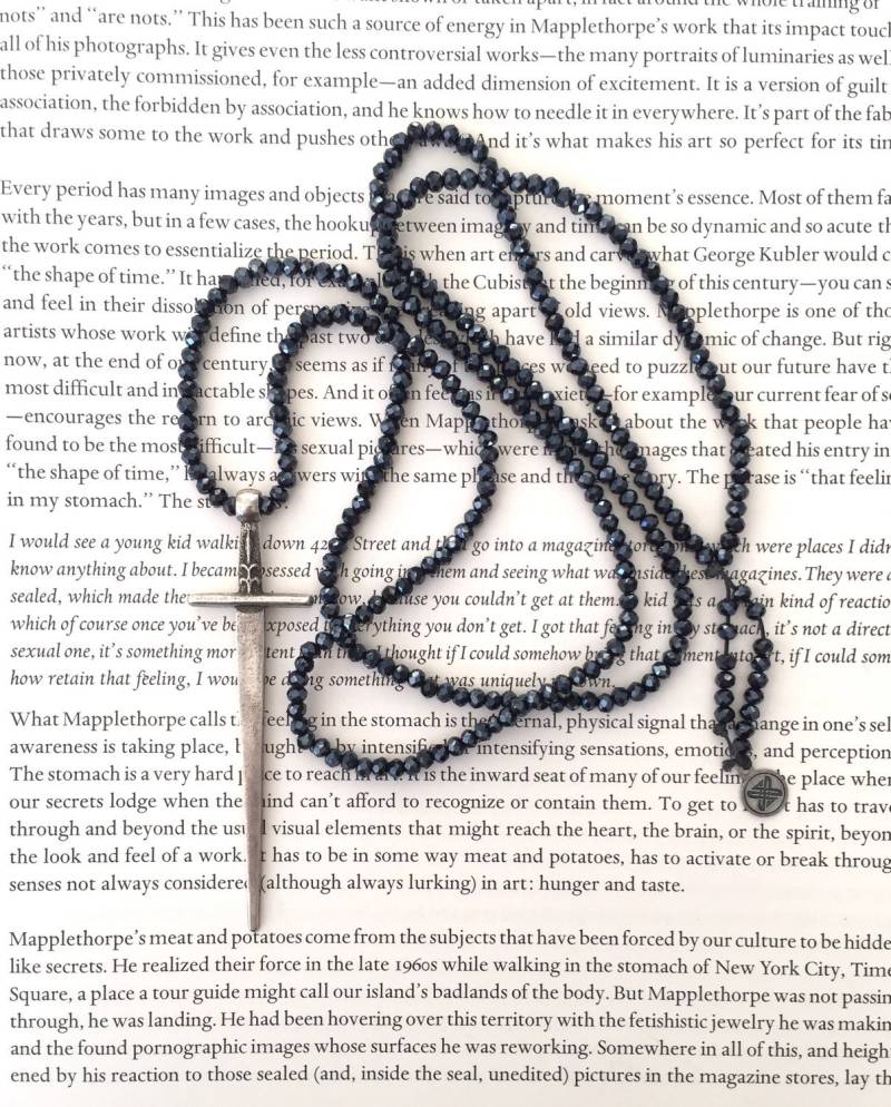 Silber Schwert Halskette, Dunkelblaue Kristall Perlen Lange Mala Antik Anhänger, Unisex Schmuck Silber Schwert Halskette, Dunkelblaue Kristall Perlen Lange Mala Antik Anhänger, Unisex Schmuck von RONIMO