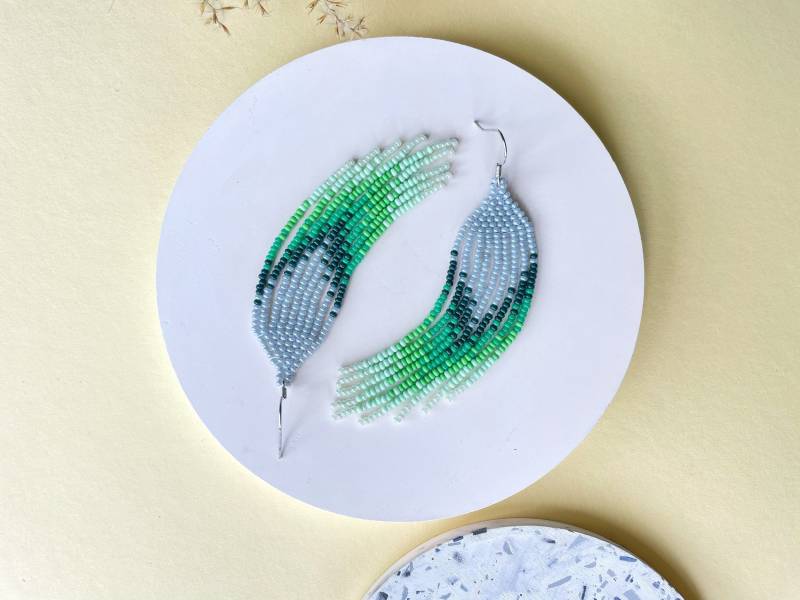 Grüne Graue Perlen Ohrringe - Boho Fransen Statement Clip On von ROOTAbeads