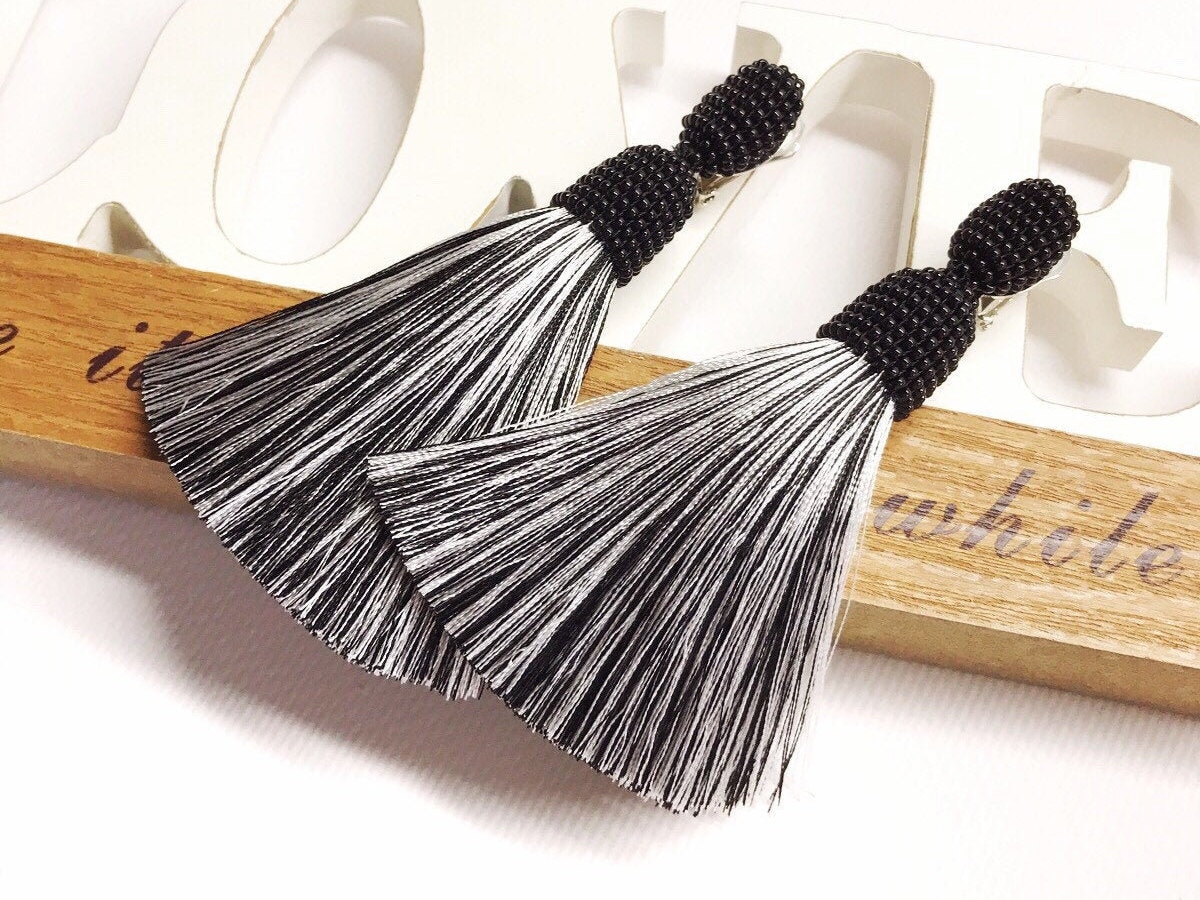 Schwarz Weiße Ohrclips - Hängende Quastenohrringe Schwarze Perlenohrringe Lange Boho Fransenohrringe Einzigartige Ohrringe Schwarz Weiße Ohrclips - Hängende Quastenohrringe Schwarze Perlenohrringe Lange Boho Fransenohrringe Einzigartige Ohrringe von ROOTAbeads