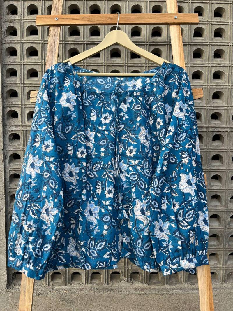 Handbedruckte Boho-Bluse Aus Baumwolle Leichtes, Blau-Weißes Oberteil von ROOTSOFJAIPUR