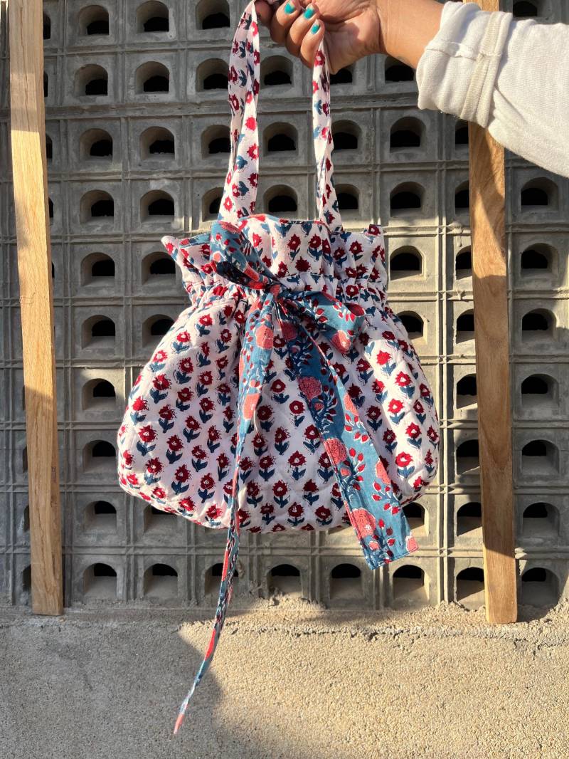 Handblock Gedruckte Baumwoll-Einkaufstasche Boho Kordelzug Umhängetasche von ROOTSOFJAIPUR