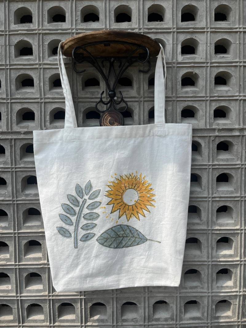 Handblock Gedruckte Baumwolltasche Mit Sonnenblumen - Und Blattdesign von ROOTSOFJAIPUR