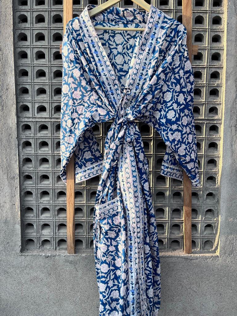 Handgefertigter Kimono-Robe Aus Baumwolle Mit Blockprint Blaue Blumen Boho Loungewear von ROOTSOFJAIPUR
