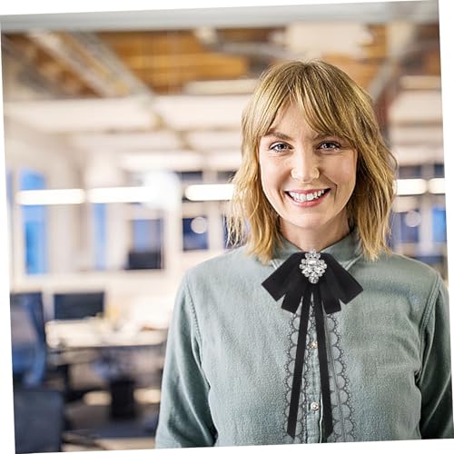 RORPOIR Große Schleifenbrosche aus Spitze mit Strassbesatz Elegante Ansteckbrosche für Damen Modisches Accessoire für Blusen Jacken Geschenkidee für Frauen von RORPOIR