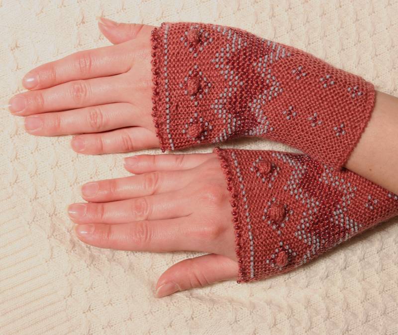 Handgestrickte Stulpen, Fingerlose Handschuhe Mit Eingestrickten Perlen, Halbhandschuhe, Perlentaucher, Pulswärmer, Wolle Altrosa von ROSALIAKreationen