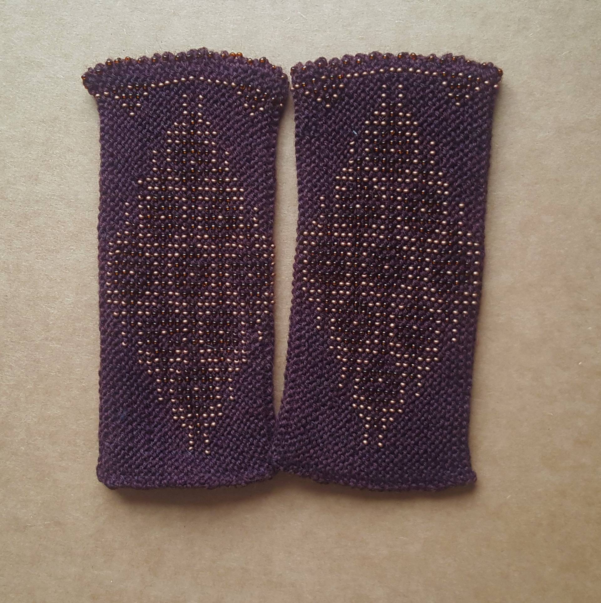 Handgestrickte Stulpen, Fingerlose Handschuhe Mit Eingestrickten Perlen, Halbhandschuhe, Perlentaucher, Pulswärmer, Wolle Braun von ROSALIAKreationen