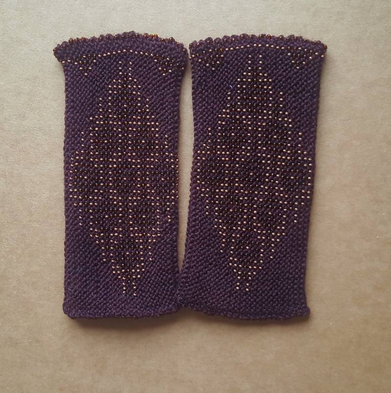 Handgestrickte Stulpen, Fingerlose Handschuhe Mit Eingestrickten Perlen, Halbhandschuhe, Perlentaucher, Pulswärmer, Wolle Braun von ROSALIAKreationen