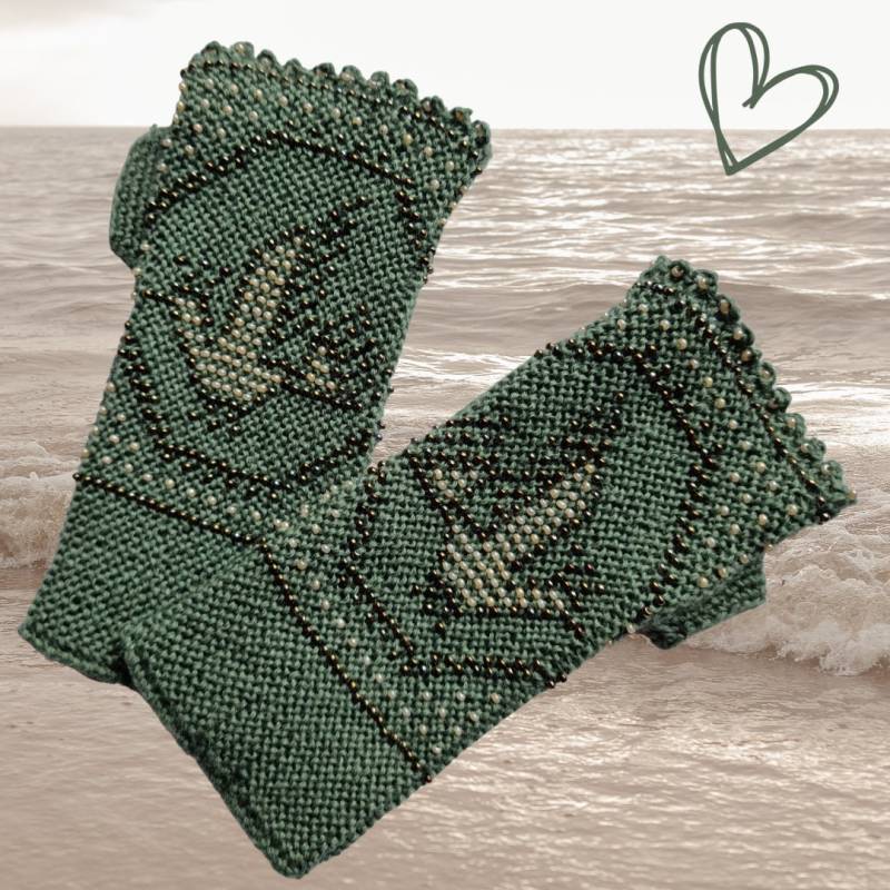 Handgestrickte Stulpen, Fingerlose Handschuhe Mit Eingestrickten Perlen, Halbhandschuhe, Perlentaucher, Pulswärmer, Wolle Grün /Naturweiß von ROSALIAKreationen