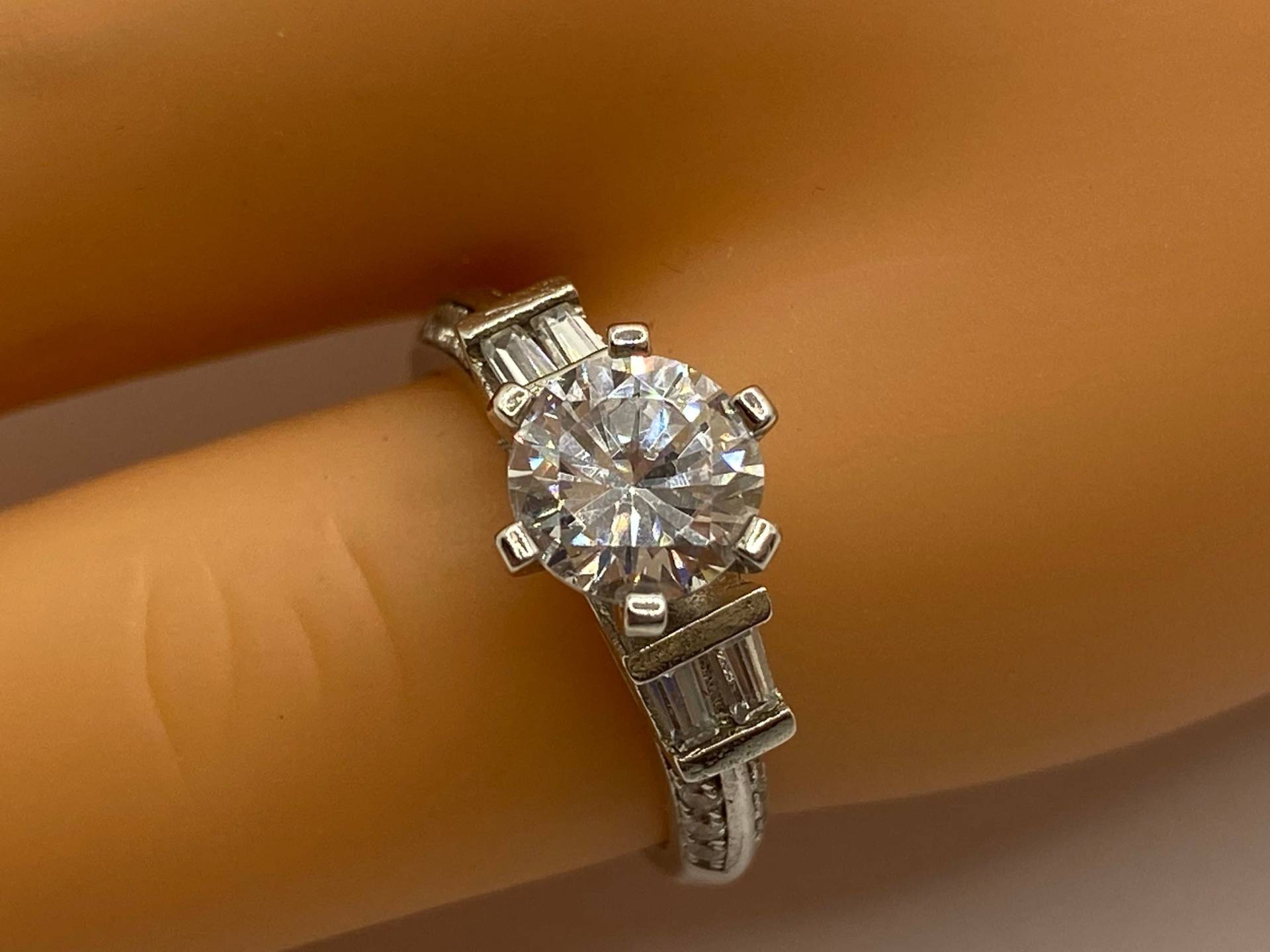 925 Sterling Silber Cz Verlobungsring - Größe 5 925 Sterling Silber Cz Verlobungsring - Größe 5 von ROSECITYGIFT