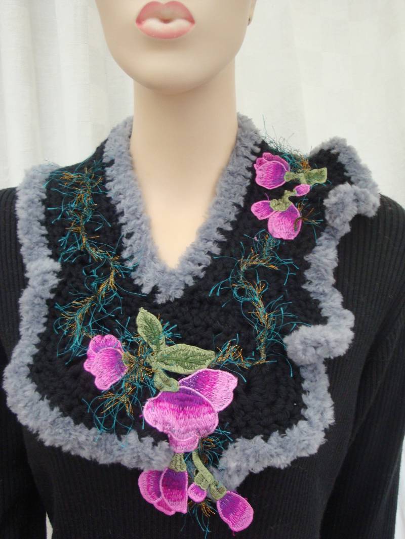 Blumenschal Handgemachter Häkelhalsschal Mit Applikationsstickerei von ROSELAINE26
