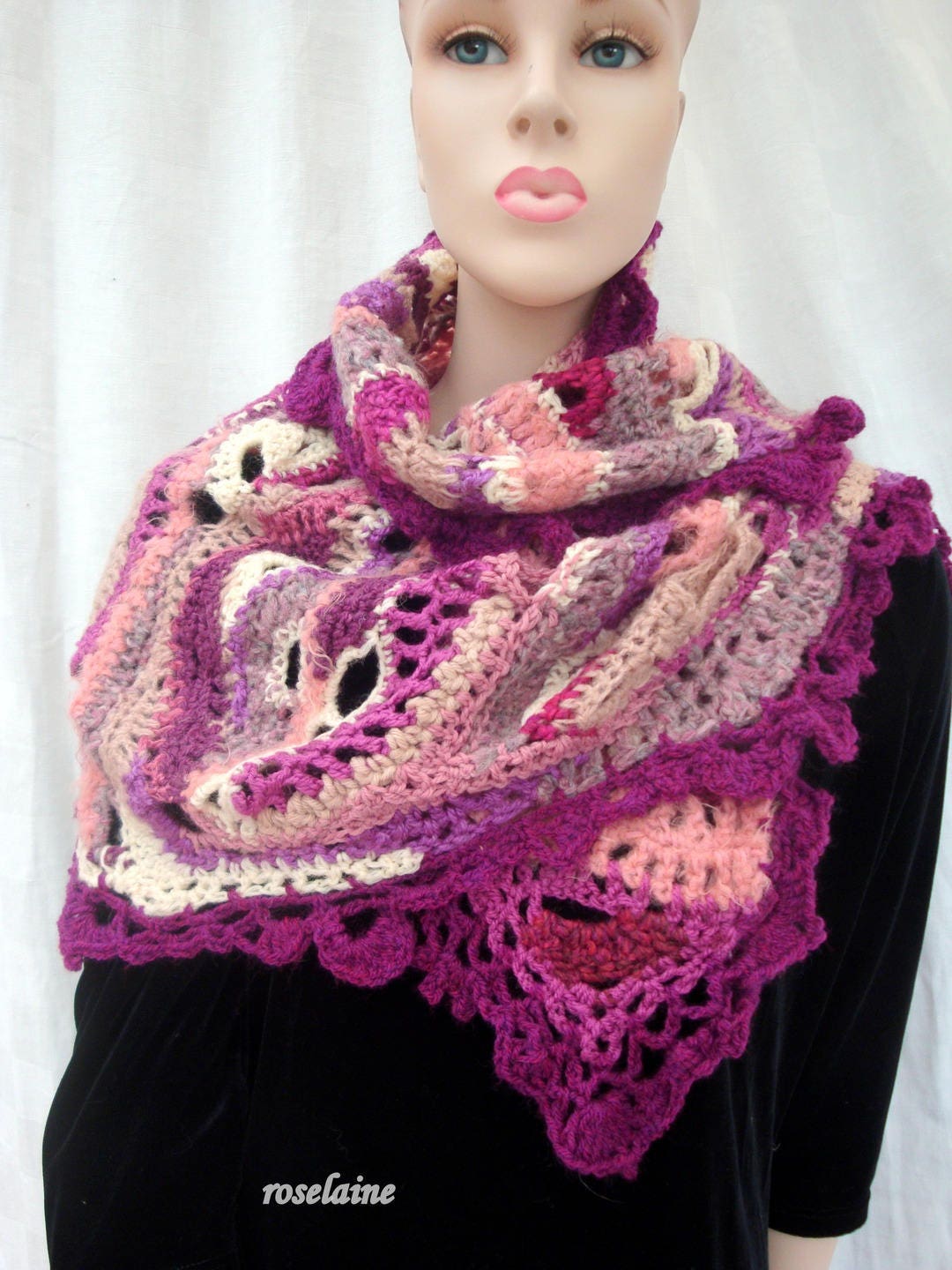 Handgefertigter Freeform-Häkelschal in Lila-Rosa Handgefertigter Freeform-Häkelschal in Lila-Rosa von ROSELAINE26