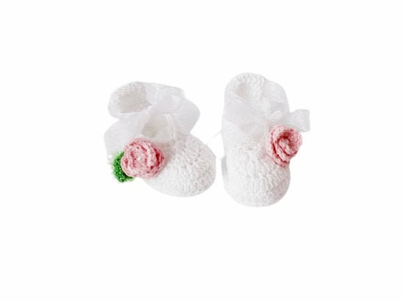Gehäkelte Babyschuhe, Weiße Blessing Booties, Gehäkelte Babyparty, Neugeborenenschuhe von ROSSIBOUTIQUE