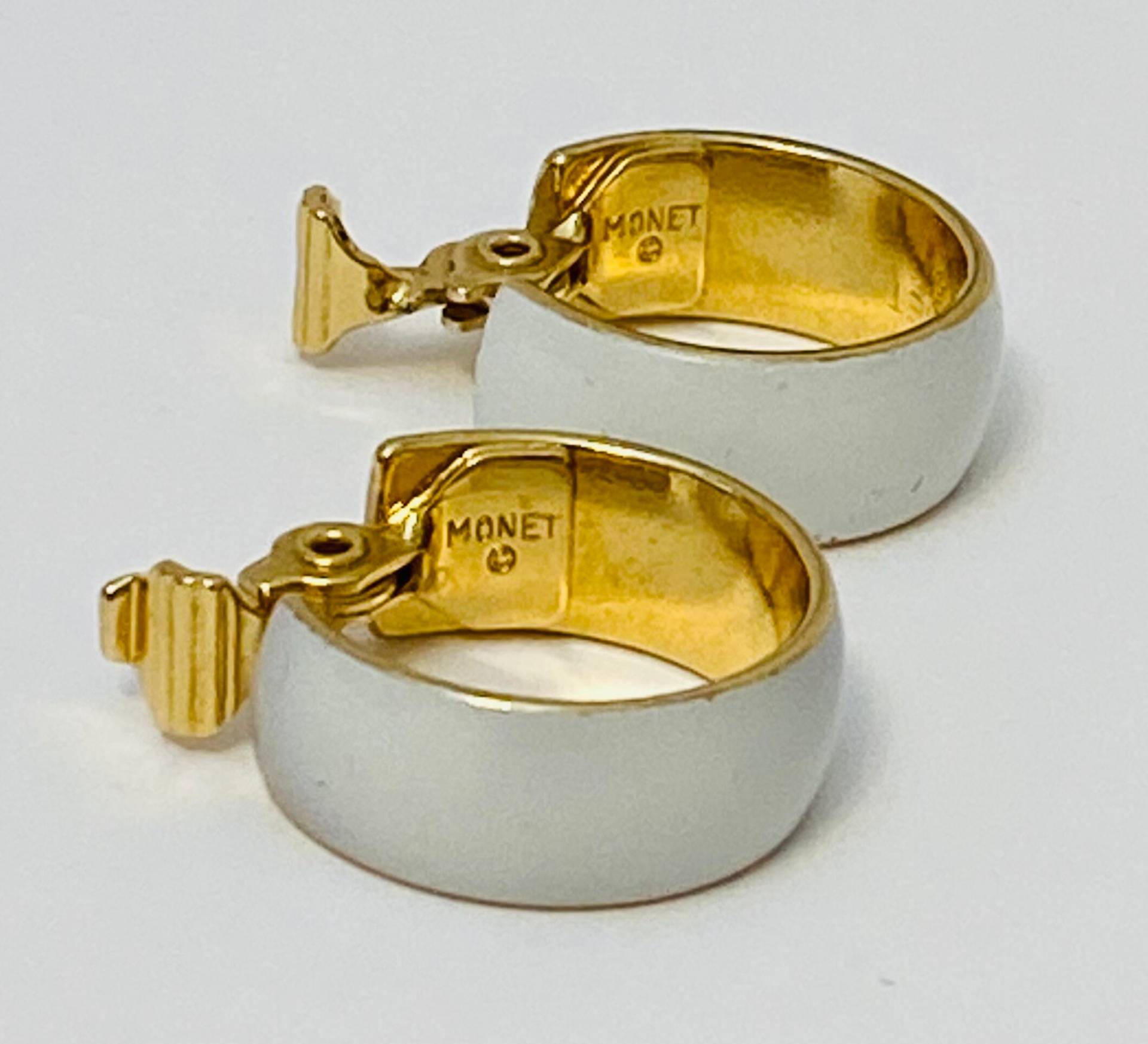 Vintage Monet Weiß & Goldfarbene Ohrclips von ROSYJULES