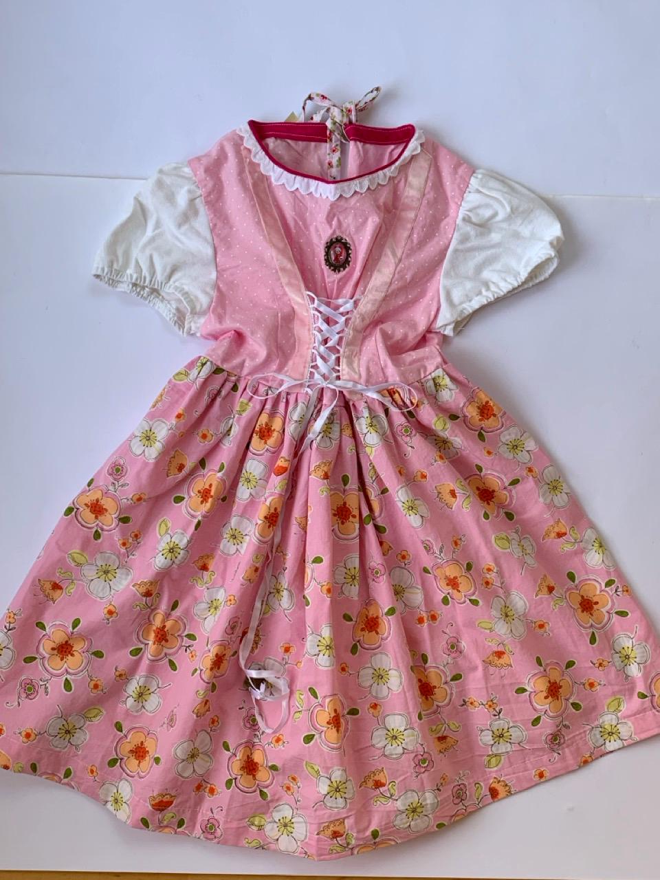 Herzallerliebstes Dirndl von ROUNDANDROUNDFrau