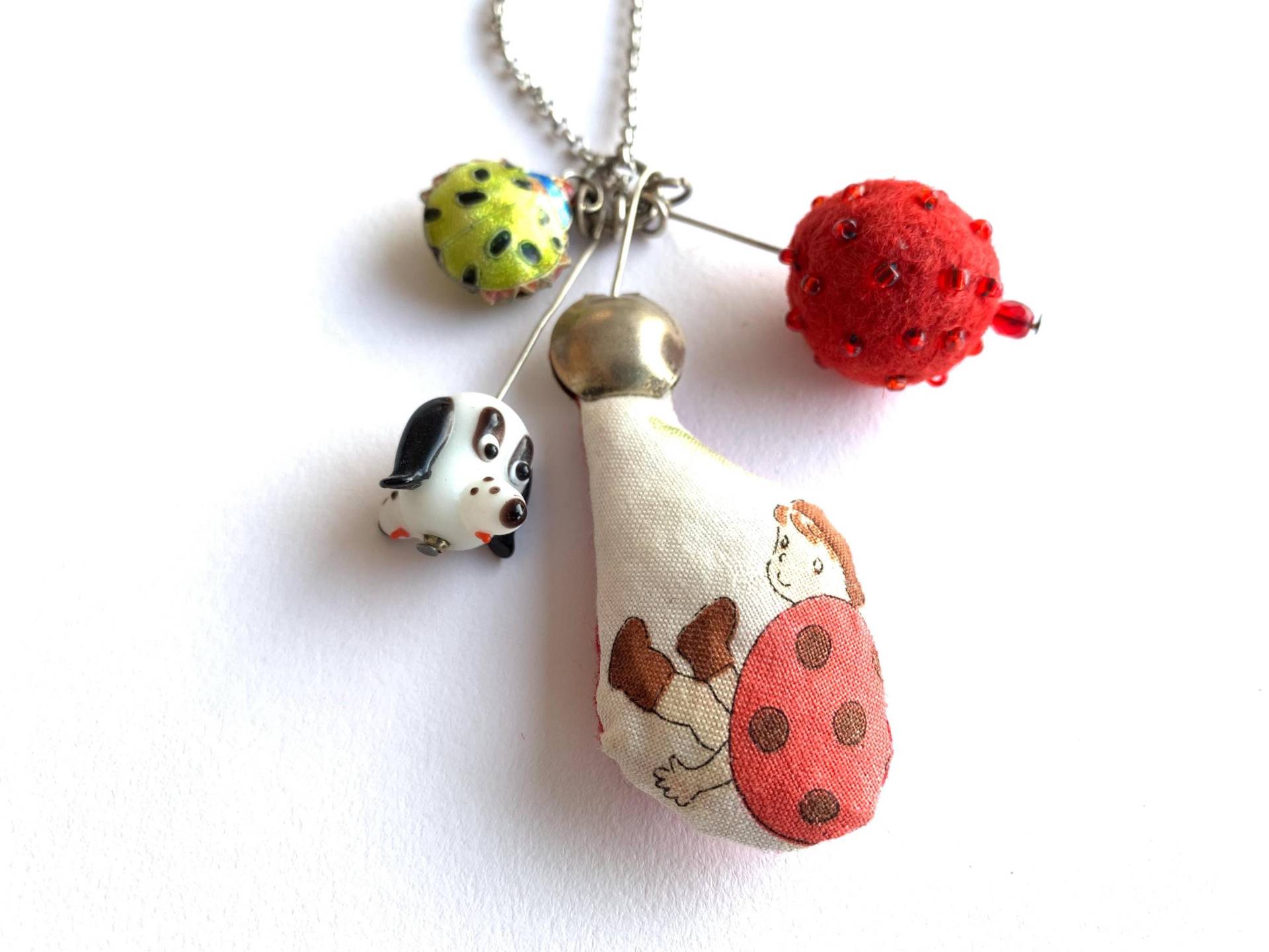 Verspielte Kette von ROUNDANDROUNDFrau