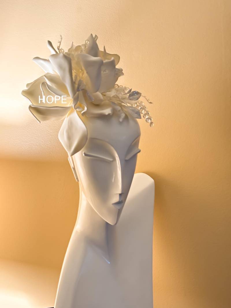 Haute Couture Magnolia Fascinator Silberner Kristall Haarreif von ROYALECREATIONS