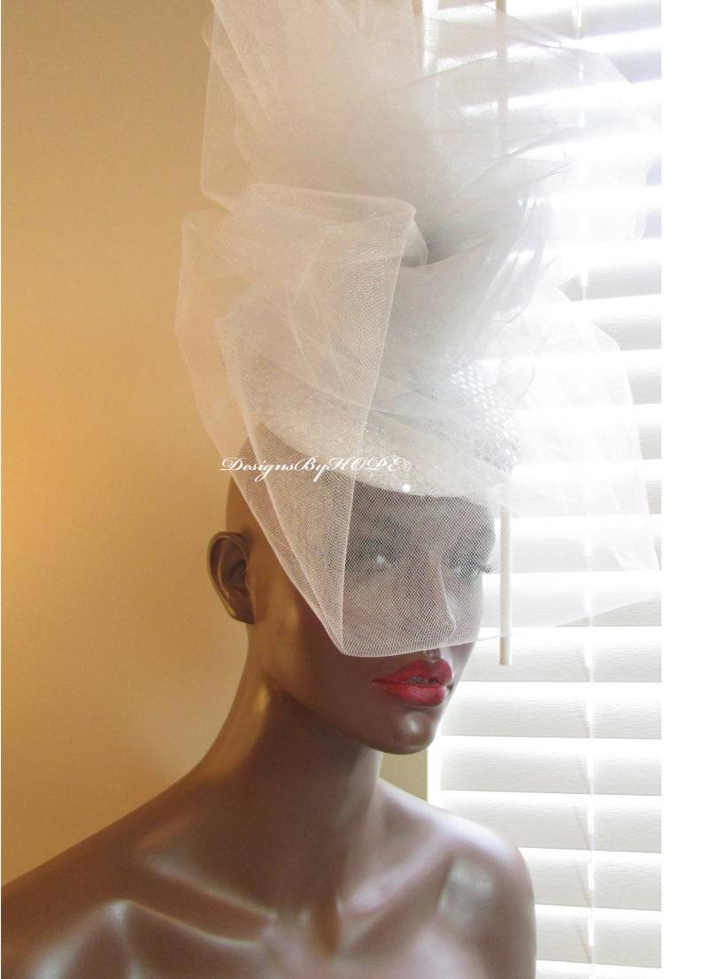 Haute Couture Silber Tüll Fascinator Formeller Anlass Hut Haute Couture Silber Tüll Fascinator Formeller Anlass Hut von ROYALECREATIONS