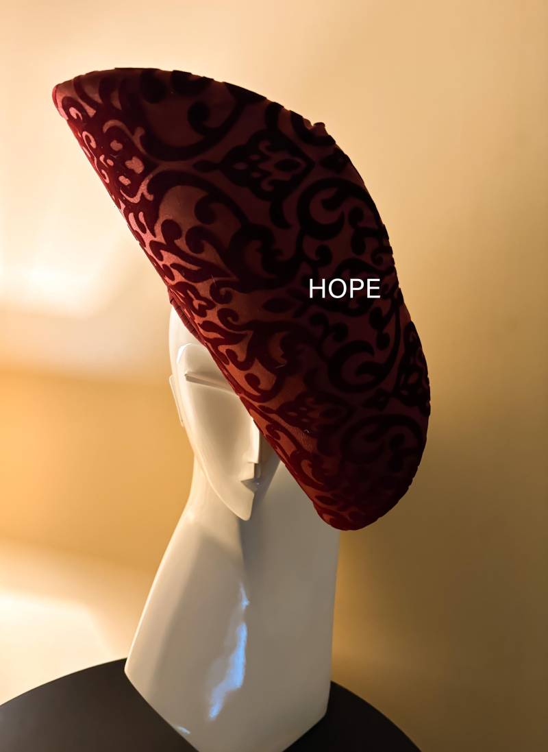 Rubinroter Haute Couture Hut - Avantgarde Hutmacherei von ROYALECREATIONS