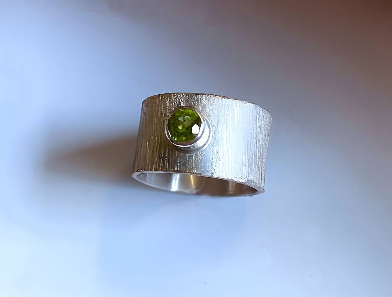 Breiter Silberring Mit Peridot Gr. 53 von RPSchmuckDesign