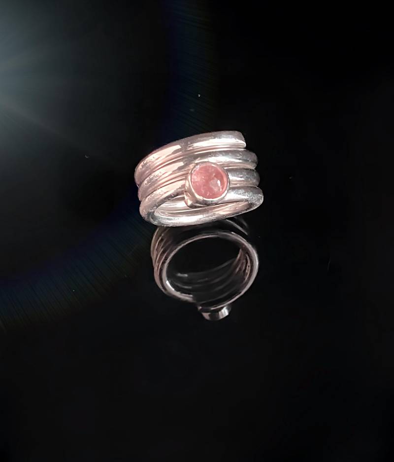 Silberner Wickelring Mit Rosa Turmalin-Cabochon von RPSchmuckDesign