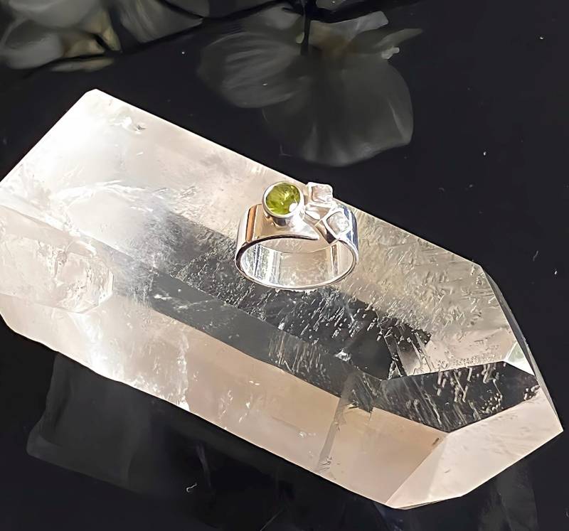 Silberring Mit Peridot Und Rohdiamanten - Gr. 53 von RPSchmuckDesign