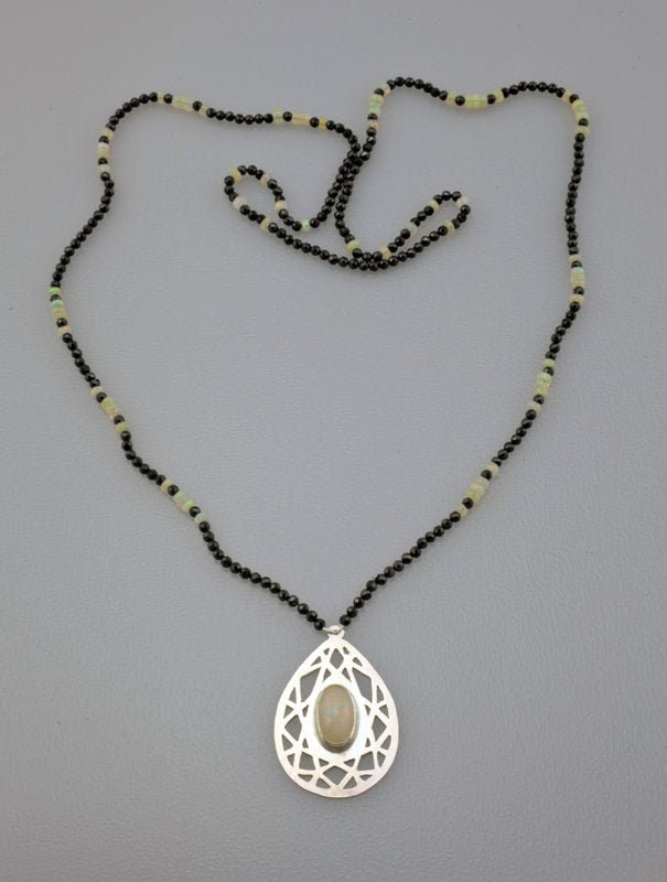 Spinell-Opal-Kette Im Mala-stil von RPSchmuckDesign