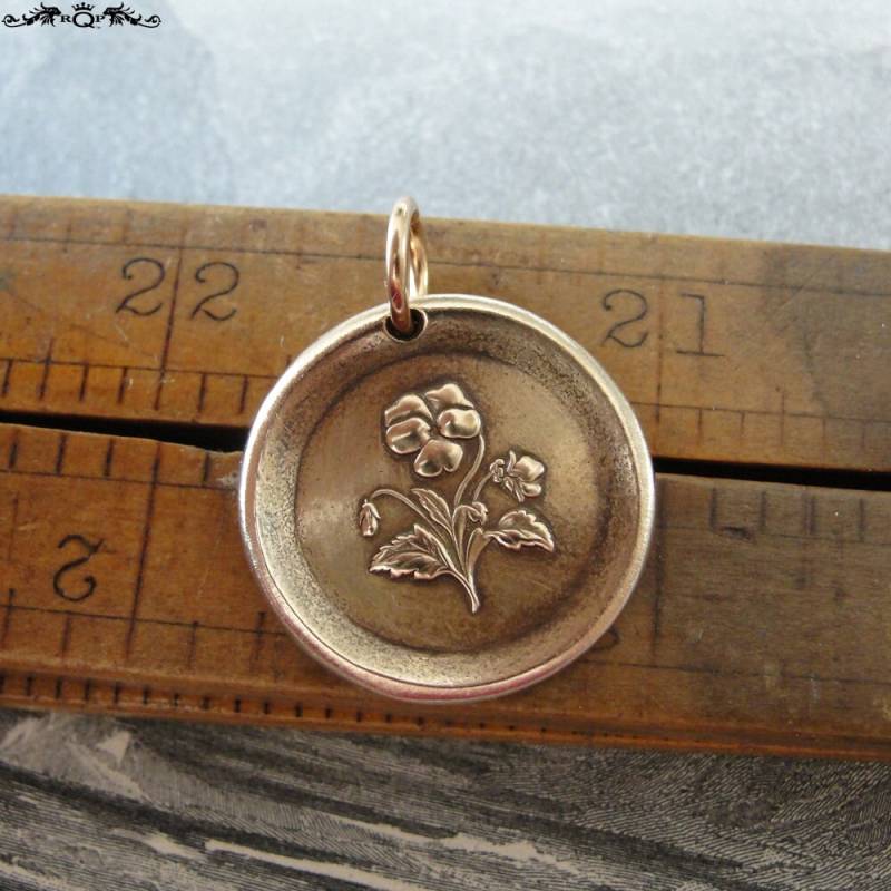 Stiefmütterchen-Wachssiegel-Anhänger - Antiker Wachssiegel-Schmuckanhänger Sprache Der Blumen Heart's-Ease "In My Thoughts" Von Rqp Studio Stiefmütterchen-Wachssiegel-Anhänger - Antiker Wachssiegel-Schmuckanhänger Sprache Der Blumen Heart's-Ease "In My Thoughts" Von Rqp Studio von RQPStudio