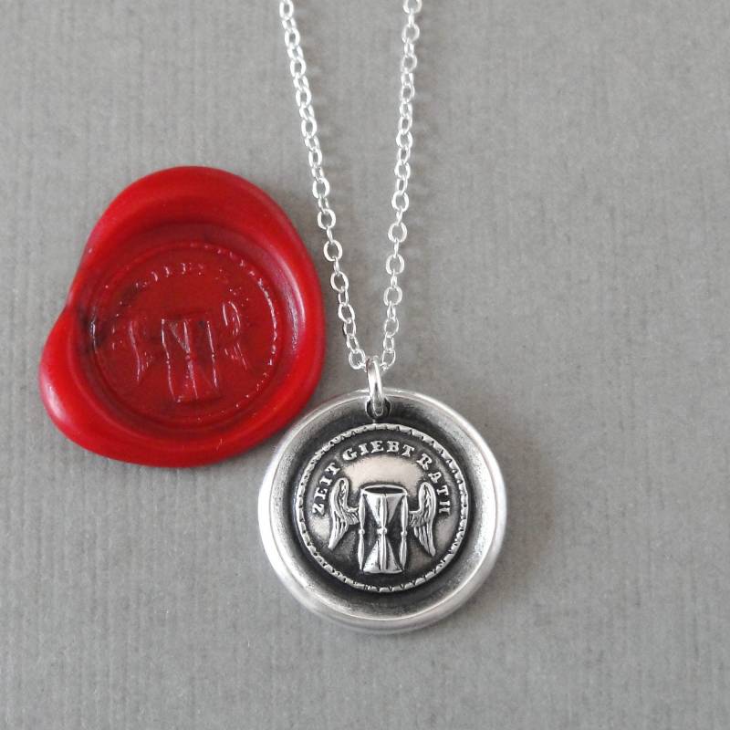 Wachs Siegel Halskette Die Zeit Gibt Rat - Antike Schmuck Geflügelte Sanduhr Deutsches Motto Charm Wachs Siegel Halskette Die Zeit Gibt Rat - Antike Schmuck Geflügelte Sanduhr Deutsches Motto Charm von RQPStudio