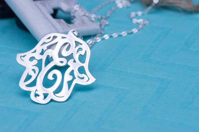 sterling Silber Hamsa Initial Halskette Personalisierter Evil Eye Charm von RRJewels