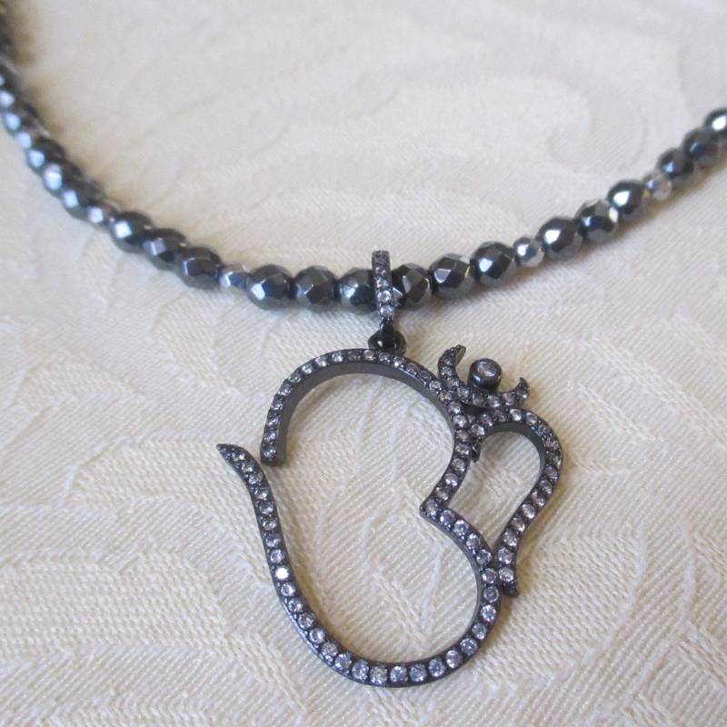 Hämatit Perlen Halskette Mit Ohm-Anhänger Hämatit Perlen Halskette Mit Ohm-Anhänger von RRLDesigns