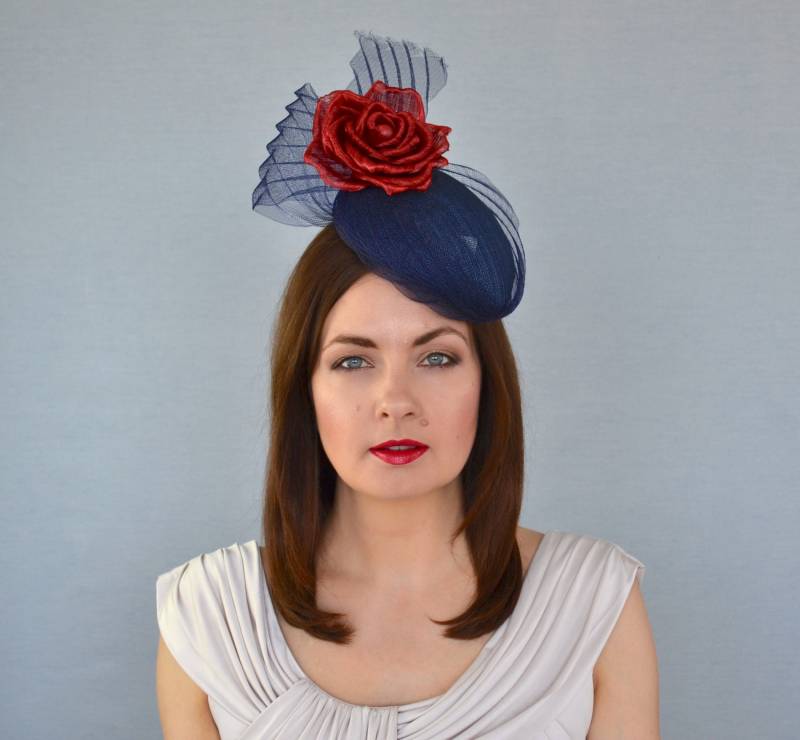 Emery - Marineblauer Pillbox Hut Mit Roter Rose Und Plissiertem Crin Brautmutterhut Rennhut Fascinator von RUBINAMillinery