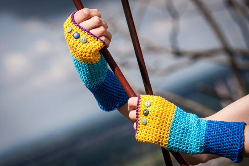 Blau Gelb Violett Fingerlos Handschuhe/100 % Baumwolle Häkeln Armwärmer Regenbogen Gestreift Knopf Herbst Winter Zubehör Geschenkidee von RUKAMIshop