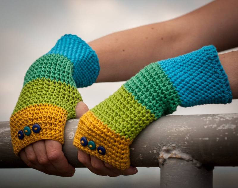 Blau Grün Gelb Fingerlos Handschuhe/100 % Baumwolle Häkeln Armwärmer Regenbogen Gestreift Knopf Herbst Winter Zubehör Geschenkidee von RUKAMIshop