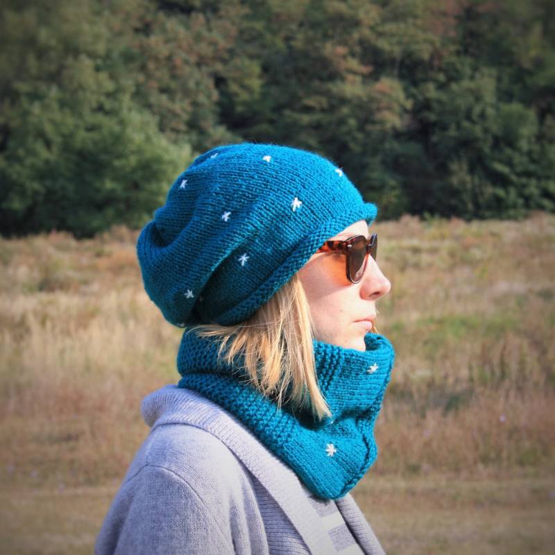 Frauen Hand Gestrickt 2 Set/Dunkle Cyan Slouchy Beanie + Halswärmer Mit Bestickten Sternen Herbst Winter Zweiteilige Weihnachten Geschenkidee von RUKAMIshop