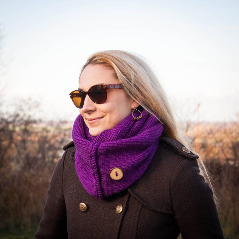 Lila Handgestrickte Halswärmer Mit Handgefertigtem Holzknopf/Herbst Winter Halsbekleidung Doppelt Gewickelter Violetter Schal /Winter Mode Lila Handgestrickte Halswärmer Mit Handgefertigtem Holzknopf/Herbst Winter Halsbekleidung Doppelt Gewickelter Violetter Schal /Winter Mode von RUKAMIshop