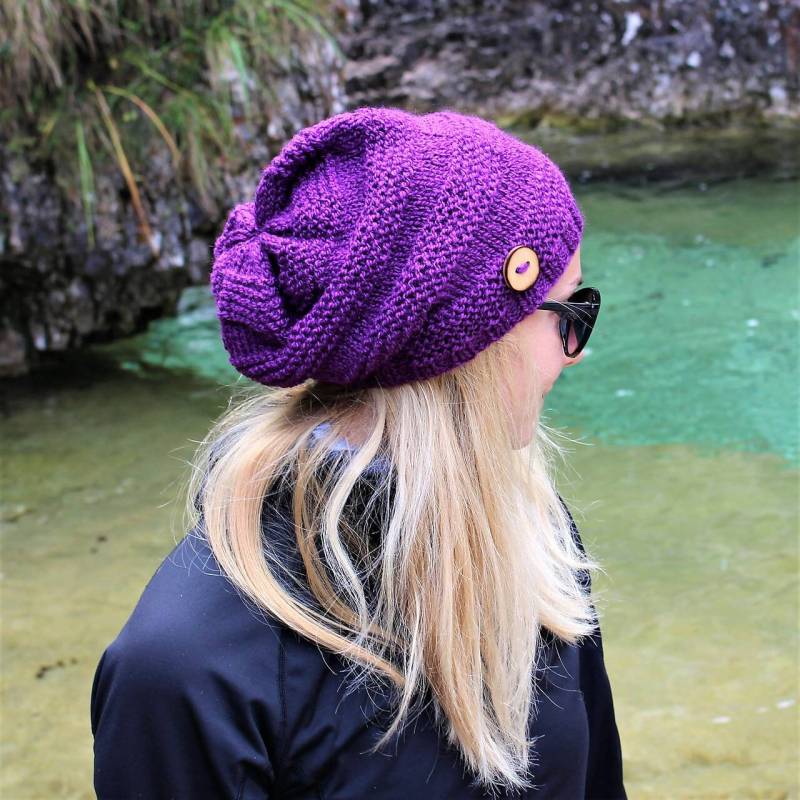 Violette Slouchy Beanie Mütze Mit Handgefertigtem Holzknopf/Violet Urban Style Handgestrickte Universalgröße Warme Herbst Wintermütze Violette Slouchy Beanie Mütze Mit Handgefertigtem Holzknopf/Violet Urban Style Handgestrickte Universalgröße Warme Herbst Wintermütze von RUKAMIshop