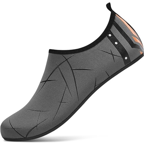 RUOMU Badeschuhe Damen Wasserschuhe Herren Schnell Trocknend Schwimmschuhe rutschfeste Aquaschuhe Leicht Strandschuhe Surfschuhe Barfußschuhe für Männer Frauen Beach Pool, Dunk Grau 44 EU von RUOMU