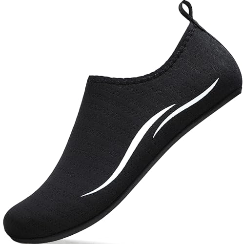 RUOMU Badeschuhe Damen Wasserschuhe Herren Schnell Trocknend Schwimmschuhe rutschfeste Aquaschuhe Leicht Strandschuhe Surfschuhe Barfußschuhe für Männer Frauen Beach Pool, Schwarz 44 EU von RUOMU